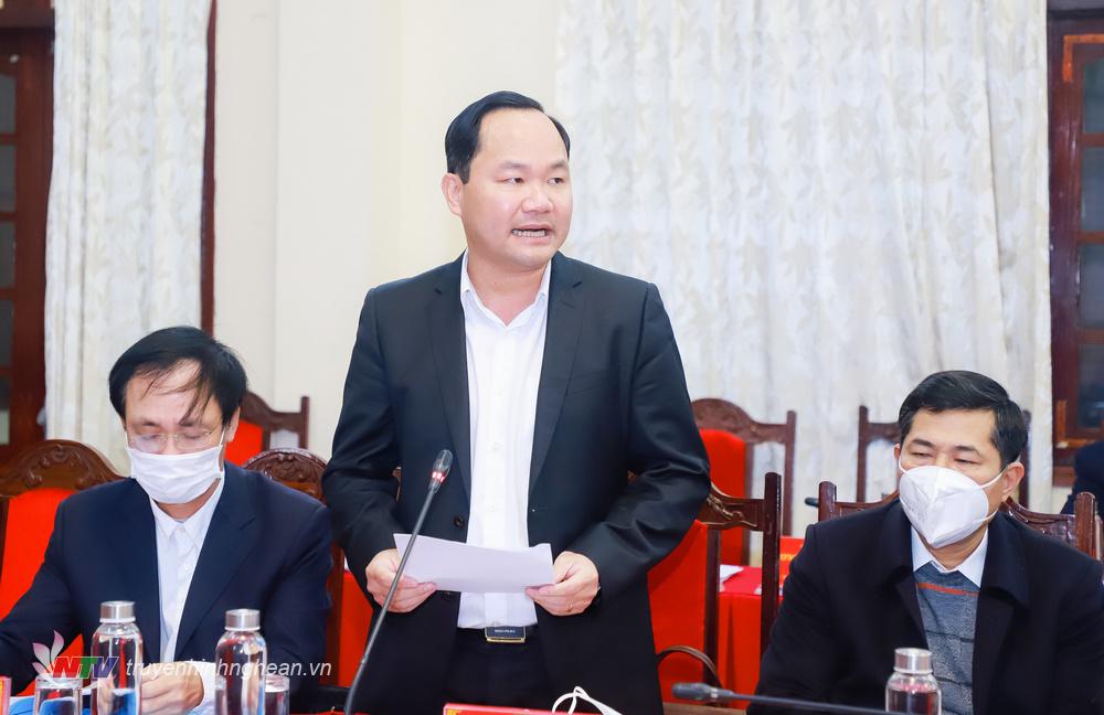 Giám đốc Sở Tài nguyên và Môi trường Hoàng Quốc Việt trình bày dự thảo Nghị quyết. 