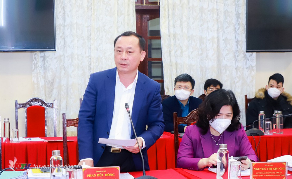 Đồng chí Phan Đức Đồng - Ủy viên Ban Thường vụ Tỉnh ủy, Bí thư Thành ủy Vinh phát biểu tại cuộc làm việc.