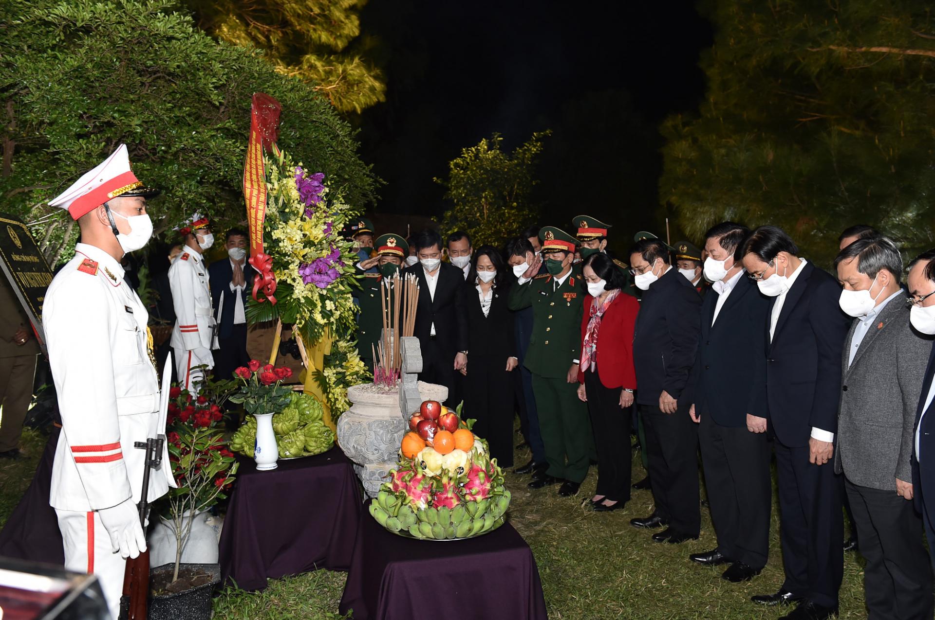 Thủ tướng Phạm Minh Chính cùng các đồng chí lãnh đạo mặc niệm, bày tỏ lòng thành kính trước anh linh của Đại tướng Võ Nguyên Giáp. 