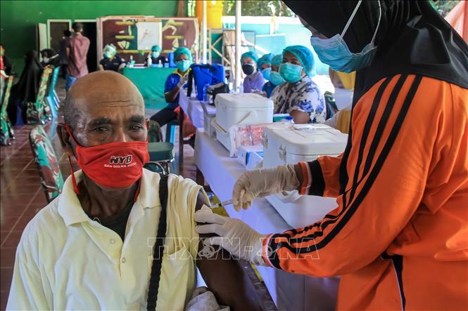Nhân viên y tế tiêm vaccine COVID-19 cho người dân tại Manokwari, Tây Papua, Indonesia. 