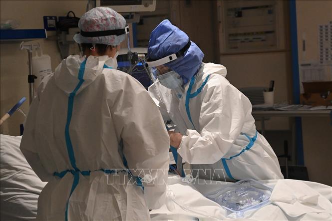 Nhân viên y tế điều trị cho bệnh nhân nhiễm COVID-19 tại bệnh viện ở Bologna, Italy, ngày 3/12/2021. 