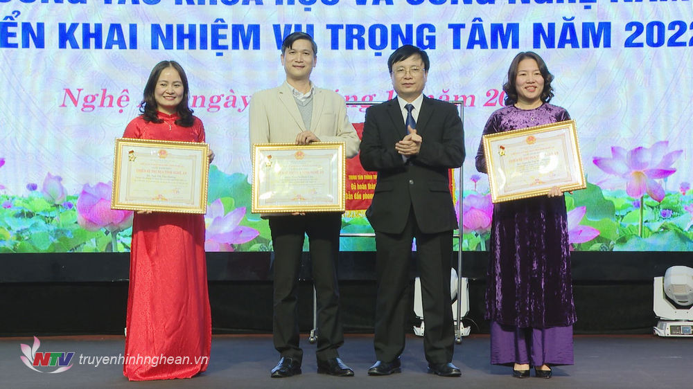 Đồng chí Bùi Đình Long trao danh hiệu Chiến sỹ thi đua cho các cá nhân.