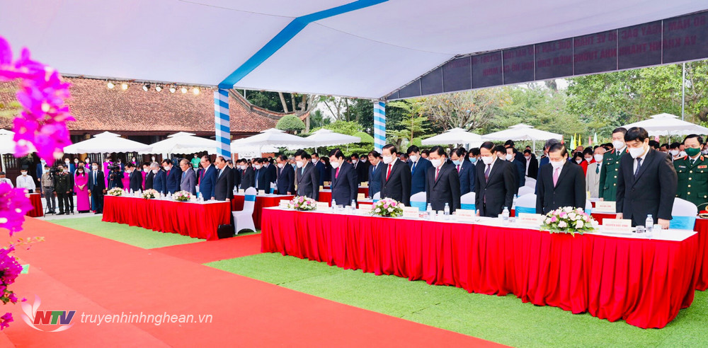 Mở đầu buổi lễ, các đại biểu tưởng niệm Chủ tịch Hồ Chí Minh.