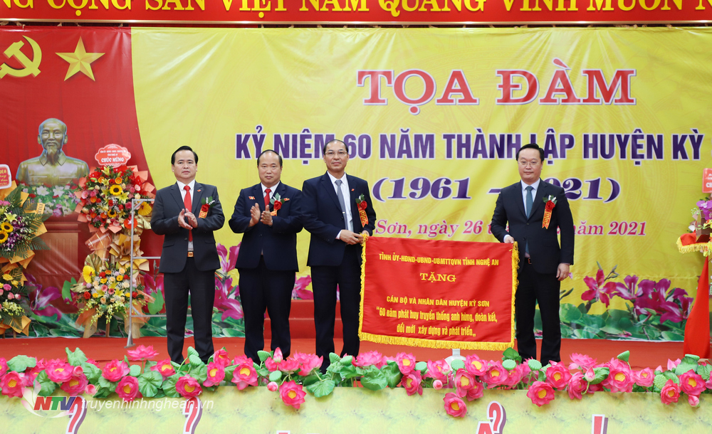 Đồng chí Nguyễn Đức Trung - Chủ tịch UBND tỉnh trao Bức trướng của Tỉnh ủy, HĐND, UBND, UBMTTQ tỉnh tặng cho huyện Kỳ Sơn.