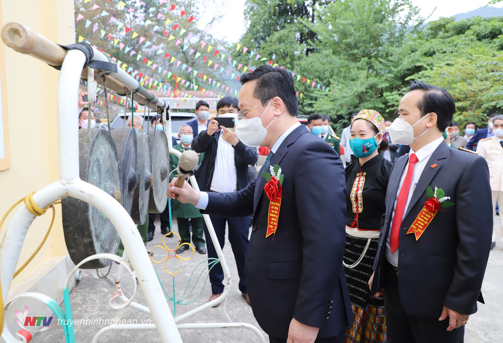 Chủ tịch UBND tỉnh Nguyễn Đức Trung đánh cồng chiêng - nhạc cụ của đồng bào. 