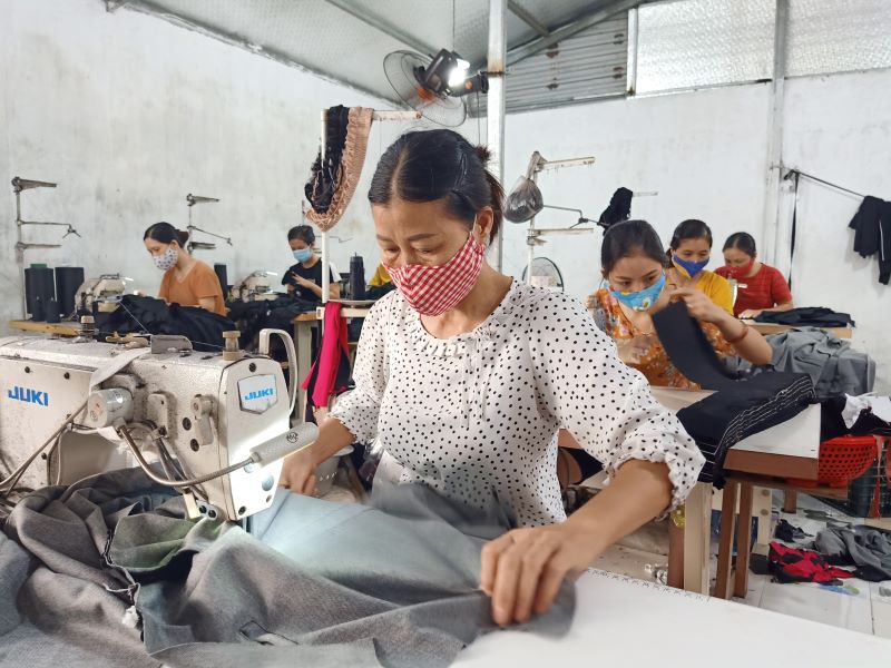 Người lao động sản xuất hàng dệt may rất cần tăng giờ làm thêm để có thêm thu nhập.