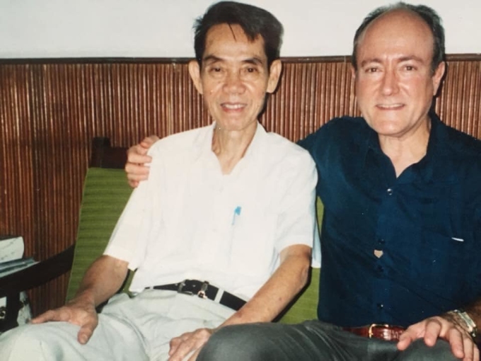 Tác giả Larry Berman (phải) bên nhà tình báo huyền thoại Phạm Xuân Ẩn. Ảnh: Facebook Larry Berman