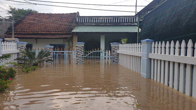 Hàng ngàn căn nhà ở TP Tuy Hòa bị ngập sâu trong nước. Ảnh: TẤN LỘC