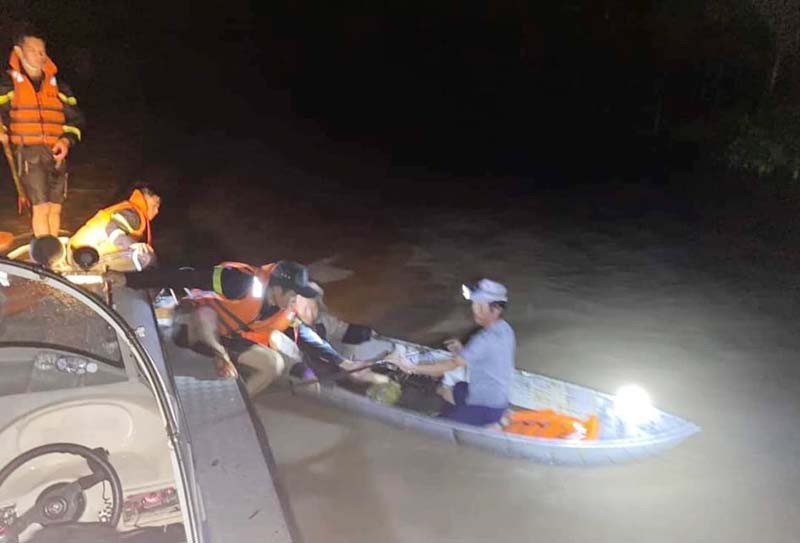Hàng ngàn người ở huyện Tây Hòa được ứng cứu trong đêm. Ảnh: CÔNG AN TÂY HÒA