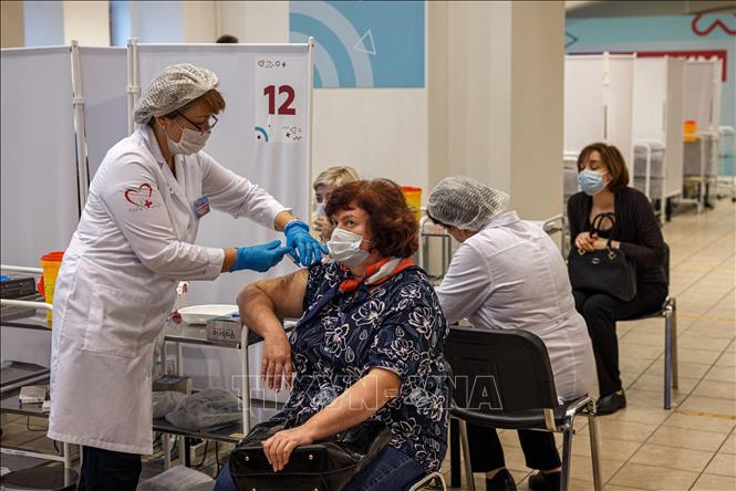 Tiêm vaccine COVID-19 cho người dân tại Moskva, Nga ngày 21/10. 