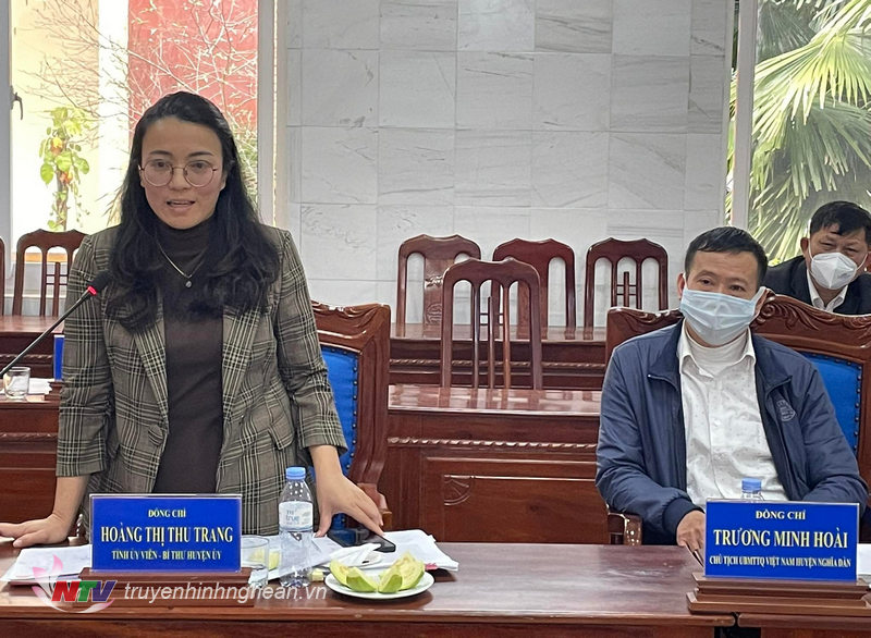 Bà Hoàng Thị Thu Trang - Ủy viên Ban Chấp hành Đảng bộ tỉnh, Bí thư Huyện ủy phát biểu tại buổi làm việc