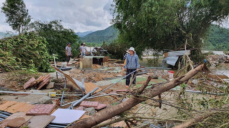 Một căn nhà ở thị trấn La Hai, huyện Đồng Xuân bị lũ san phẳng. 