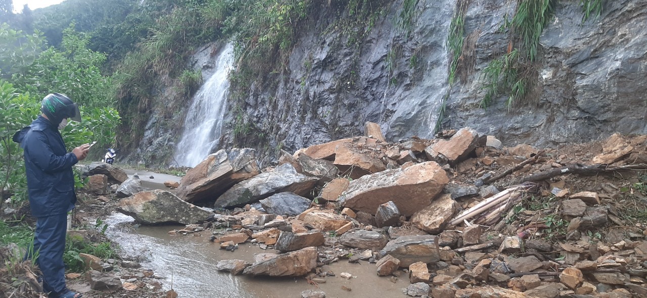 Sạt lở đường D1K8 từ xã Trà Dơn vào Trà Leng, khối lượng đất đá sạt lở lớn gây khó khăn trong việc khắc phục