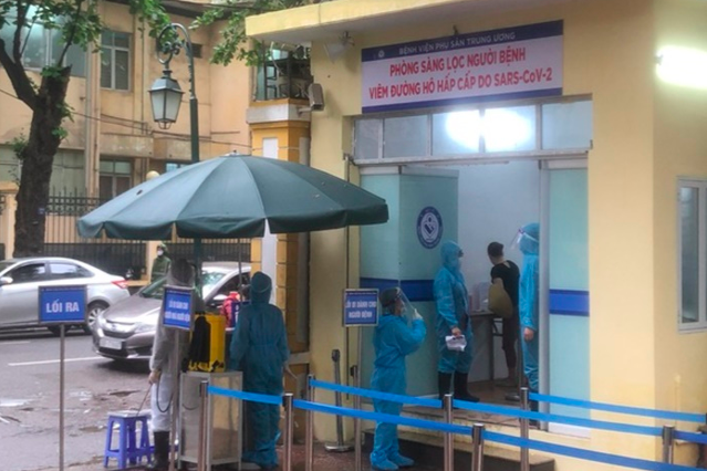 Bệnh viện tổ chức lối đi riêng cho bệnh nhân, người nhà bệnh nhân tại cổng nằm trên đường Tràng Thi