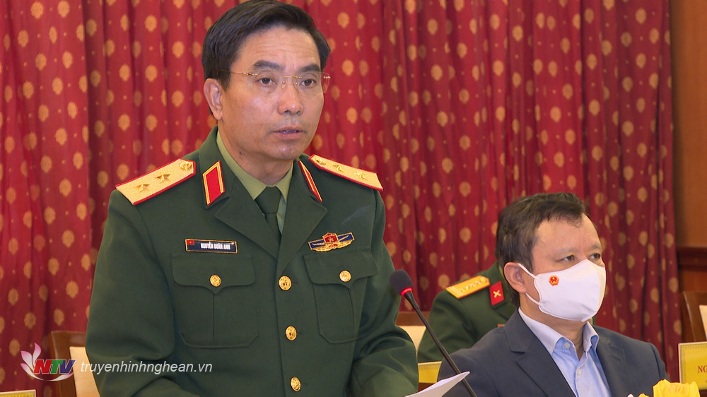 Trung tướng Nguyễn Doãn Anh, Ủy viên Ban Chấp hành Trung ương Đảng, Ủy viên Quân ủy Trung ương, Tư lệnh Quân khu 4 phát biểu tại Hội nghị.