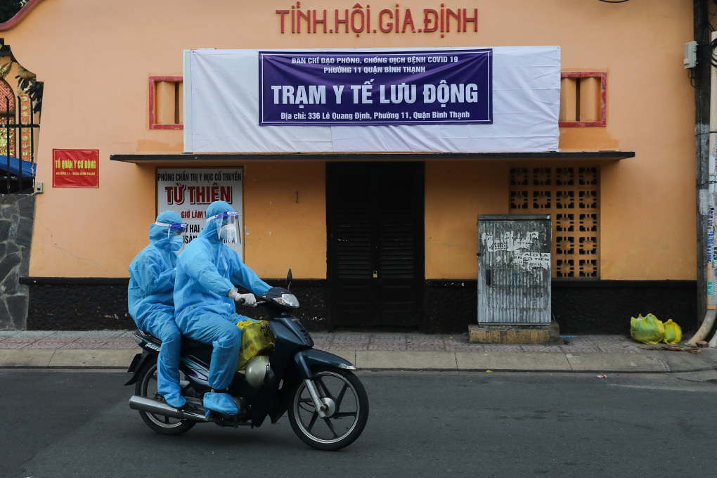 Tổ quân y cơ động ở phường 11, quận Bình Thạnh, đi lấy mẫu, hướng dẫn test nhanh cho người dân, ngày 23/8.