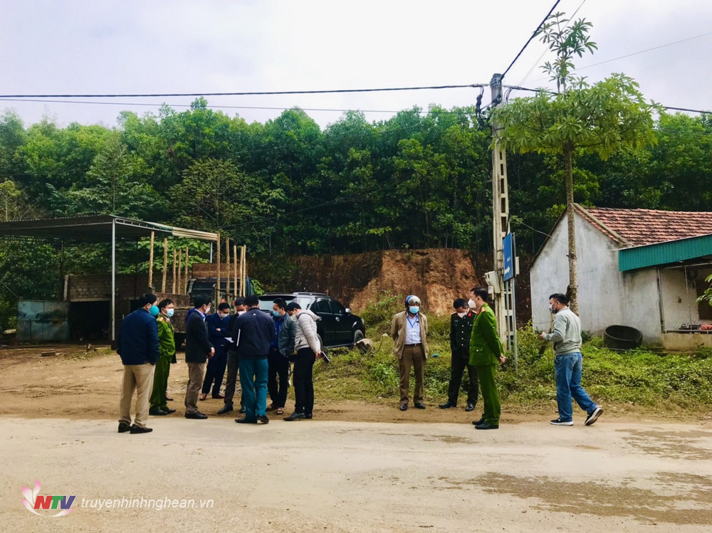 Các thành viên Trung tâm chỉ huy phòng chống dịch Covid - 19 huyện kiểm tra tại xóm Nam Bắc Sơn (2)