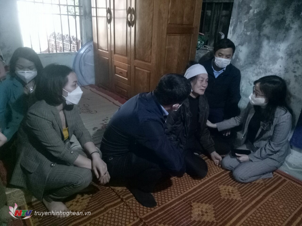 Đoàn đại biểu Quốc hội tỉnh thăm hỏi gia đình các thuyền viên mất tích trên biển tại Quỳnh Lưu