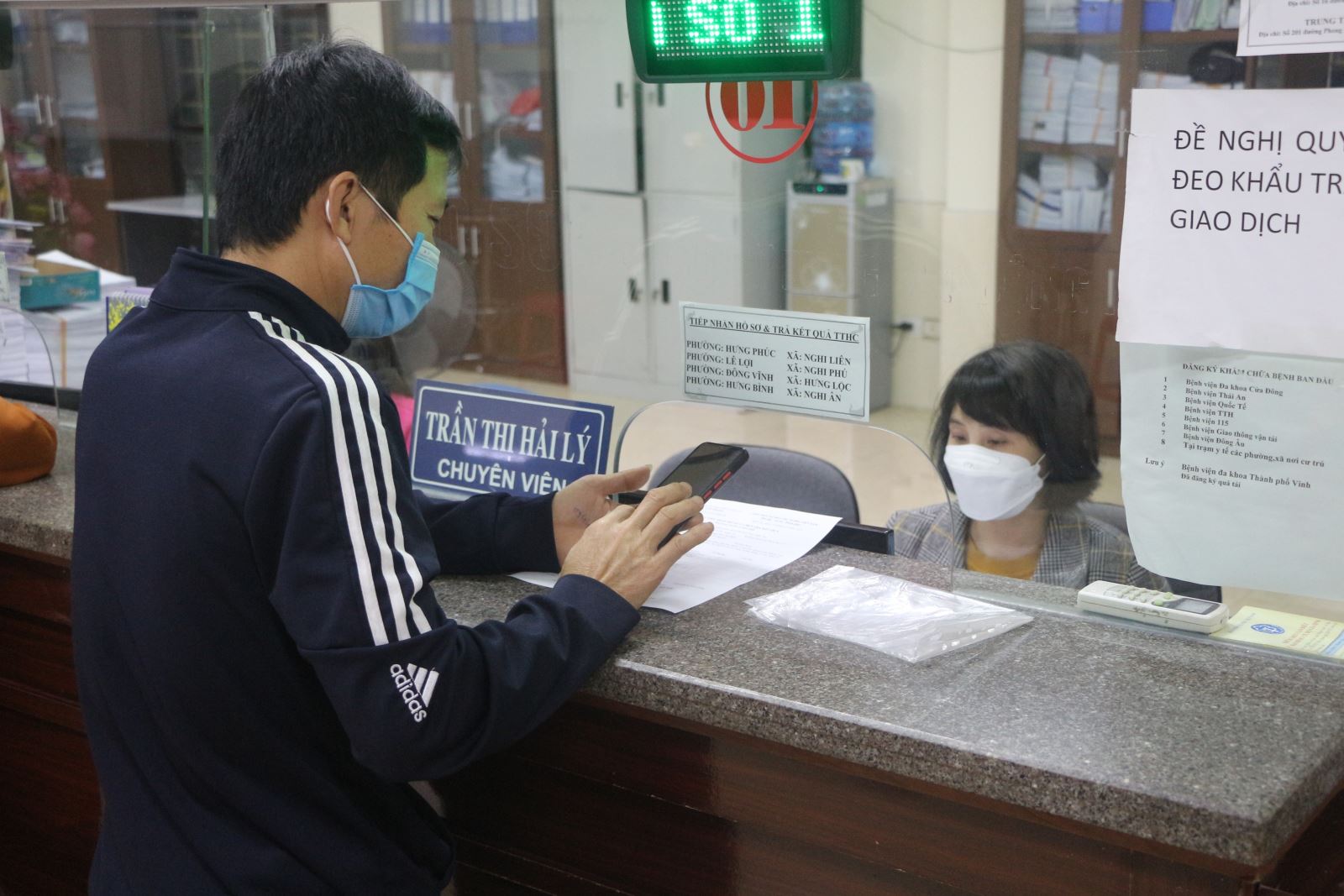 Người lao động đến làm thủ tục nhận Bảo hiểm thất nghiệp tại Bảo hiểm Xã hội tỉnh Nghệ An. 