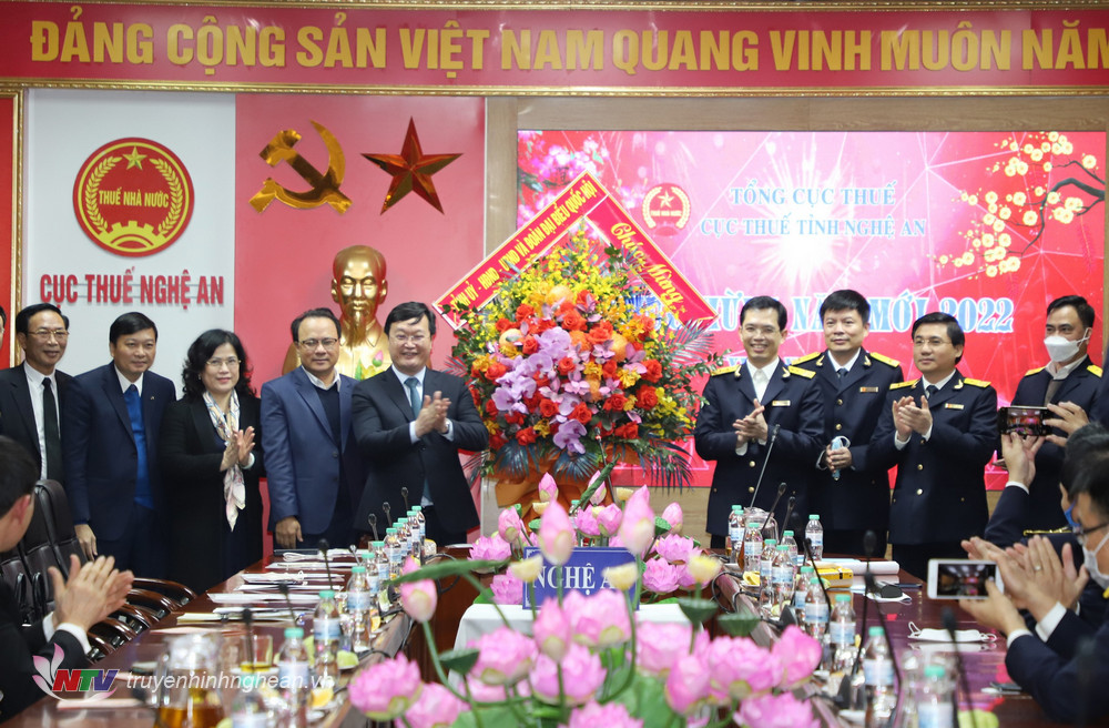 Chủ tịch UBND tỉnh Nguyễn Đức Trung cũng ghi nhận những thành tích của ngành đạt được trong năm 2021, đồng thời bày tỏ tin tưởng đơn vị sẽ hoàn thành mục tiêu phấn đấu thu ngân sách của tỉnh Nghệ An năm 2022.
