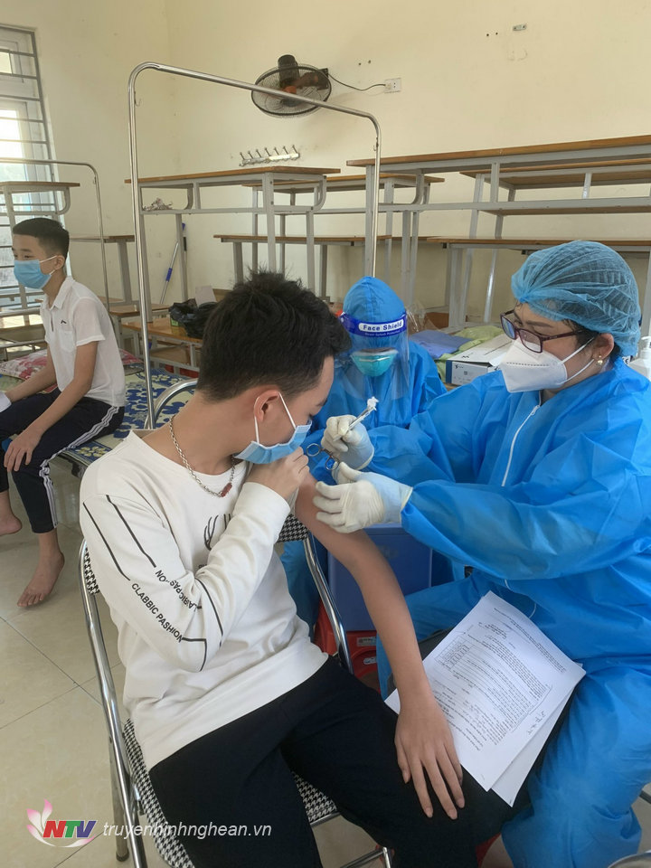 Triển khai tiêm mũi 1 vắc xin phòng Covid-19 cho học sinh THCS trên địa bàn TX Cửa Lò.