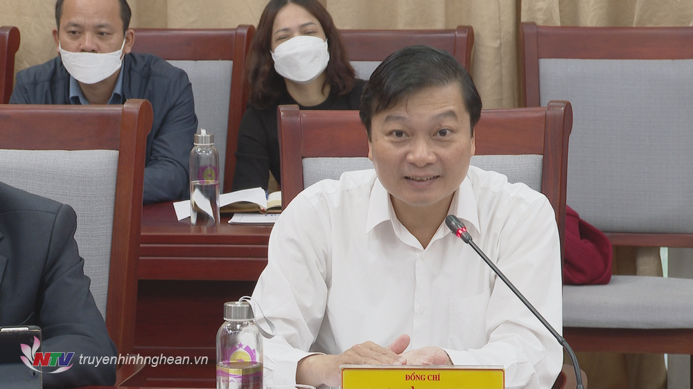 Phó Chủ tịch Thường trực UBND tỉnh Lê Hồng Vinh phát biểu tại buổi làm việc.