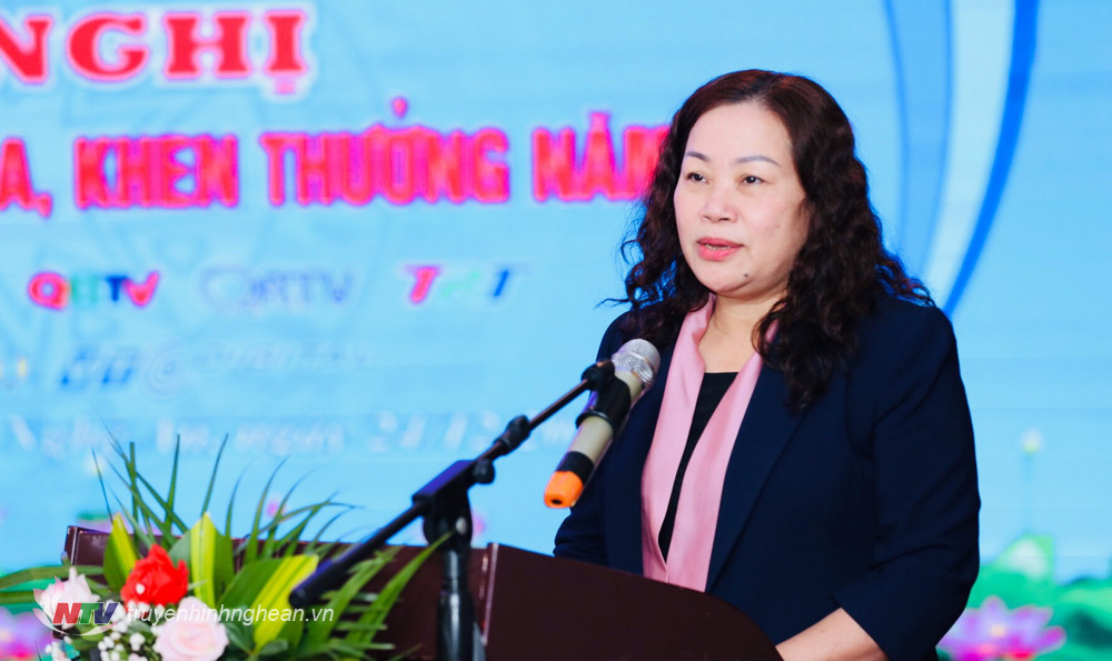 Đồng chí Nguyễn Thị Thu Hường - Ủy viên BTV, Trưởng Ban Tuyên giáo Tỉnh ủy phát biểu tại hội nghị.