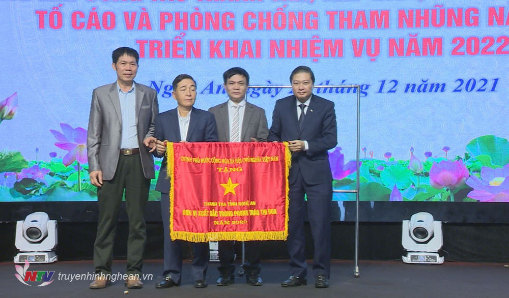 Phó Chủ tịch Thường trực UBND tỉnh Lê Hồng Vinh trao Cờ thi đua của Chính phủ cho Thanh tra tỉnh Nghệ An đã hoàn thành xuất sắc nhiệm vụ và dẫn đầu phong trào thi đua năm 2020