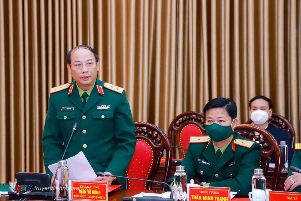 Trung tướng Trần Võ Dũng - Bí thư Đảng ủy, Chính ủy Quân khu 4 phát biểu tại hội nghị.