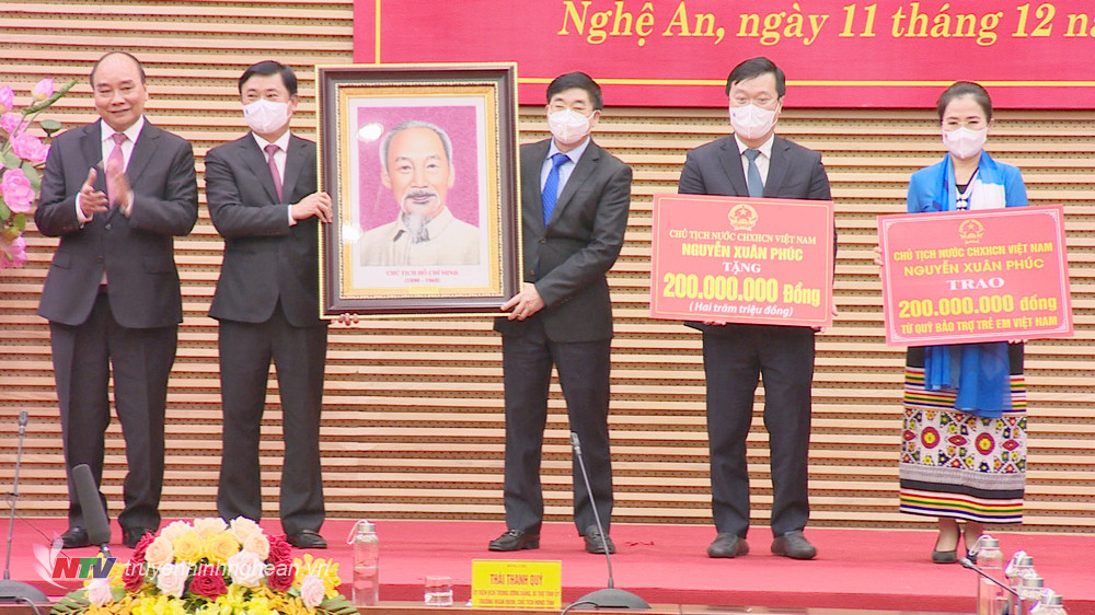 Chủ tịch nước Nguyễn Xuân Phúc tặng bức chân dung Bác Hồ cho Tỉnh uỷ Nghệ An.