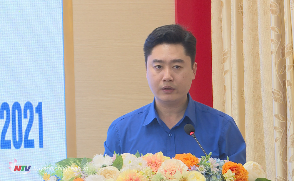 Bí thư Tỉnh đoàn Lê Văn Lương phát biểu tại hội nghị.