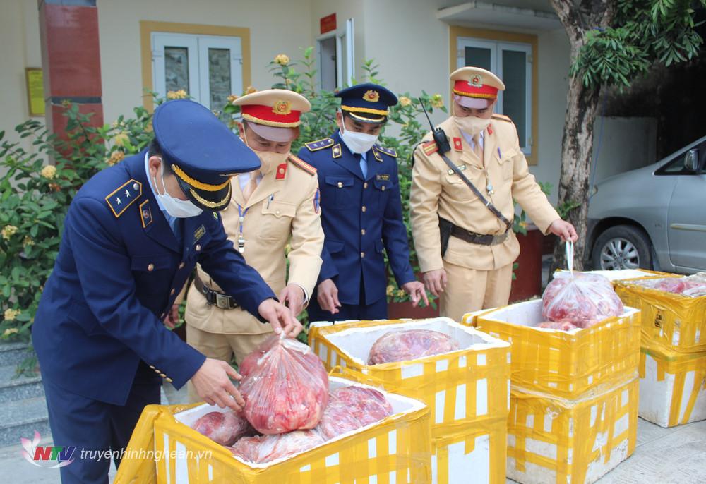 Đội quản lí thị trường số 4, Nghệ An thu giữ 850kg thịt động vật không rõ nguồn gốc và đã bốc mùi hôi thối