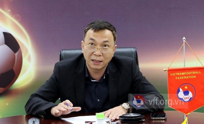 Phó chủ tịch thường trực VFF Trần Quốc Tuấn trao đổi với lãnh đạo AFF sáng nay sau trận thua của tuyển Việt Nam trước Thái Lan. Ảnh: VFF.