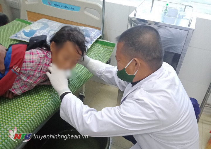 tiến hàng cấp cứu em Xồng Y Bảy, trú tại Bản Quặc 3, xã Na Ngoi huyện Kỳ Sơn (Nghệ An), bị ngộ độc lá ngón