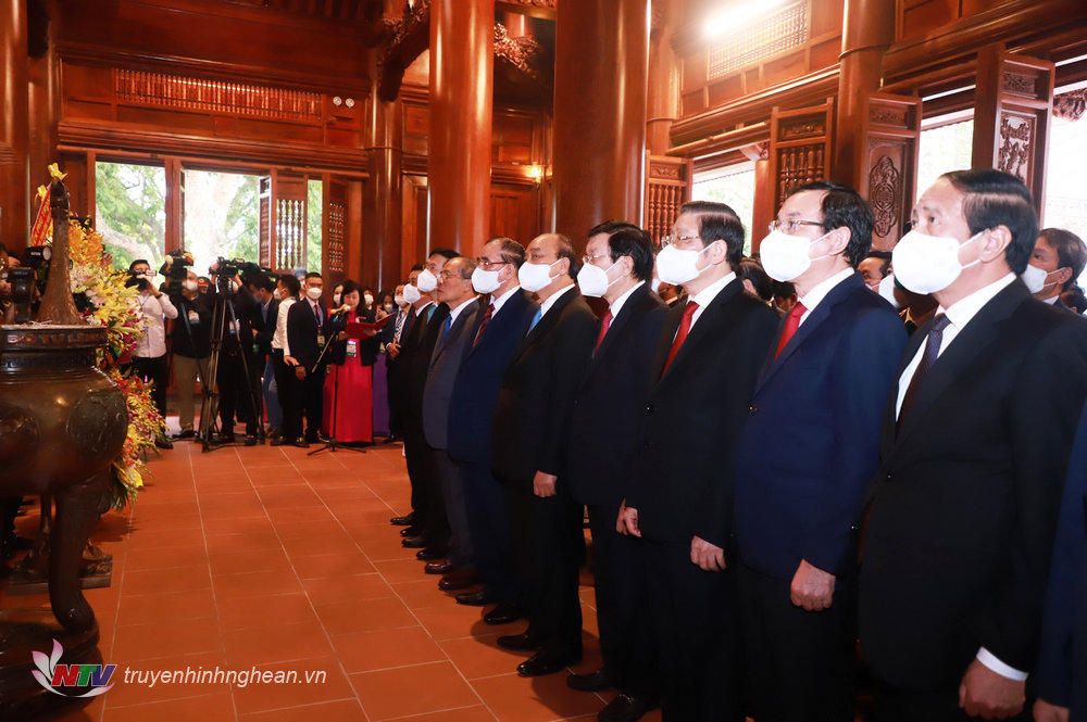 Chủ tịch nước Nguyễn Xuân Phúc cùng các đồng chí lãnh đạo, nguyên lãnh đạo Trung ương tưởng niệm Chủ tịch Hồ Chí Minh.