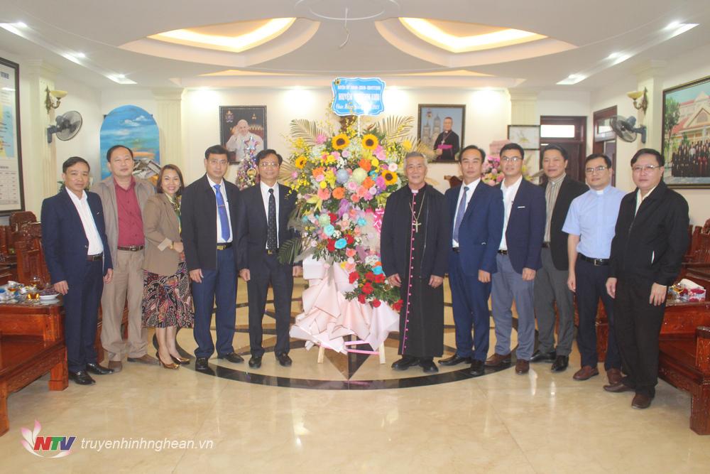 Đoàn công tác huyện Quỳnh Lưu chúc mừng Tòa giám mục Giáo phận Vinh nhân dịp Noel.