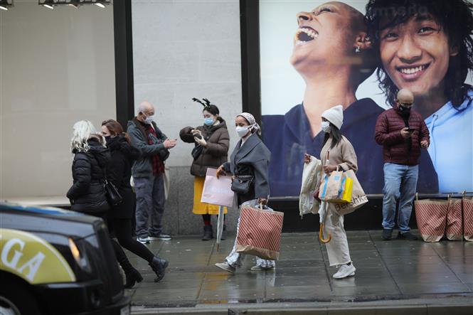 Người dân mua sắm tại phố Oxford ở thủ đô London, Anh, ngày 26/12/2021. 