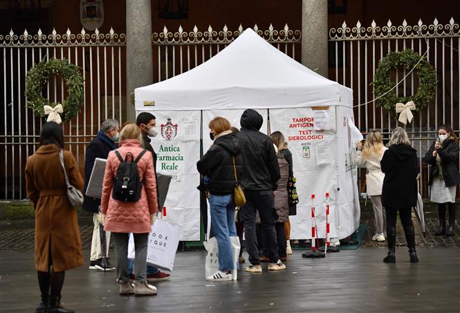 Người dân xếp hàng bên ngoài một điểm xét nghiệm COVID-19 tại Rome, Italy, ngày 24/12/2021. Ảnh: THX/ TTXVN