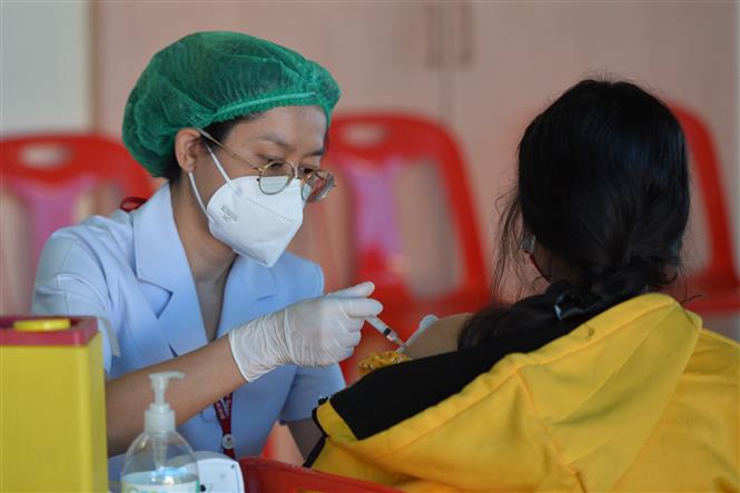 Nhân viên y tế tiêm vaccine phòng COVID-19 cho người dân tại Bangkok, Thái Lan, ngày 21/12/2021. Ảnh: THX/ TTXVN