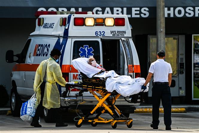 Nhân viên y tế chuyển bệnh nhân COVID-19 tới bệnh viện tại Coral Gables, gần Miami, Mỹ, ngày 16/8/2021. Ảnh: AFP/ TTXVN