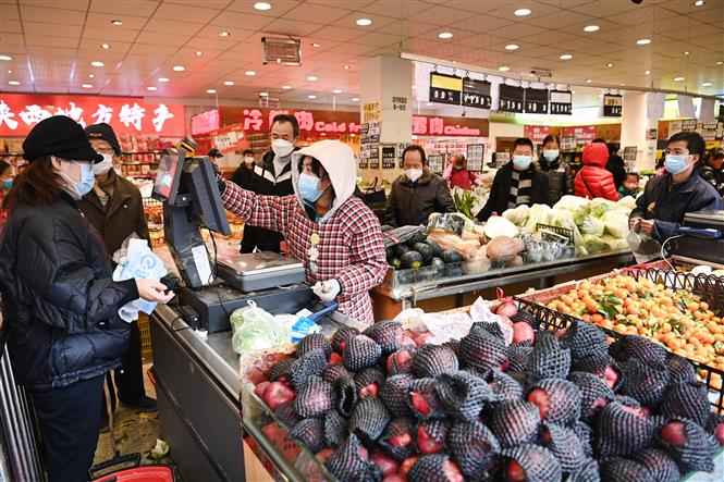 Người dân đeo khẩu trang phòng dịch COVID-19 tại siêu thị ở Tây An, tỉnh Thiểm Tây, Trung Quốc, ngày 26/12/2021. Ảnh: THX/ TTXVN