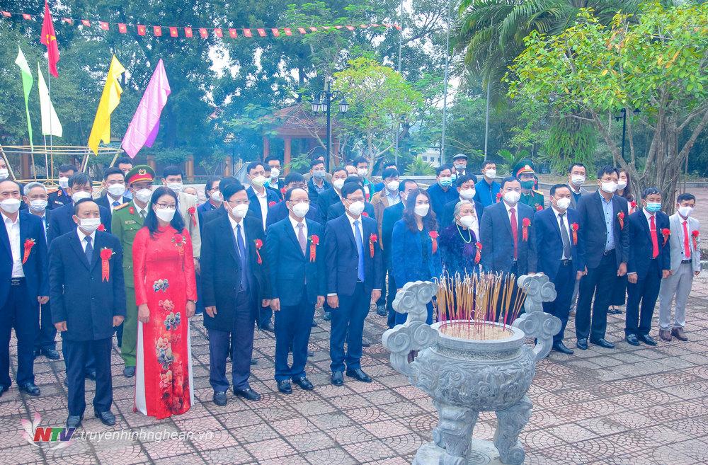 Các đại biểu về tham dự đã đến dâng hương, dâng hoa và báo công với Bác tại khu di tích lưu niệm Chủ tịch Hồ Chí Minh ở đồi Nhãn Tháp xã Vĩnh Thành.
