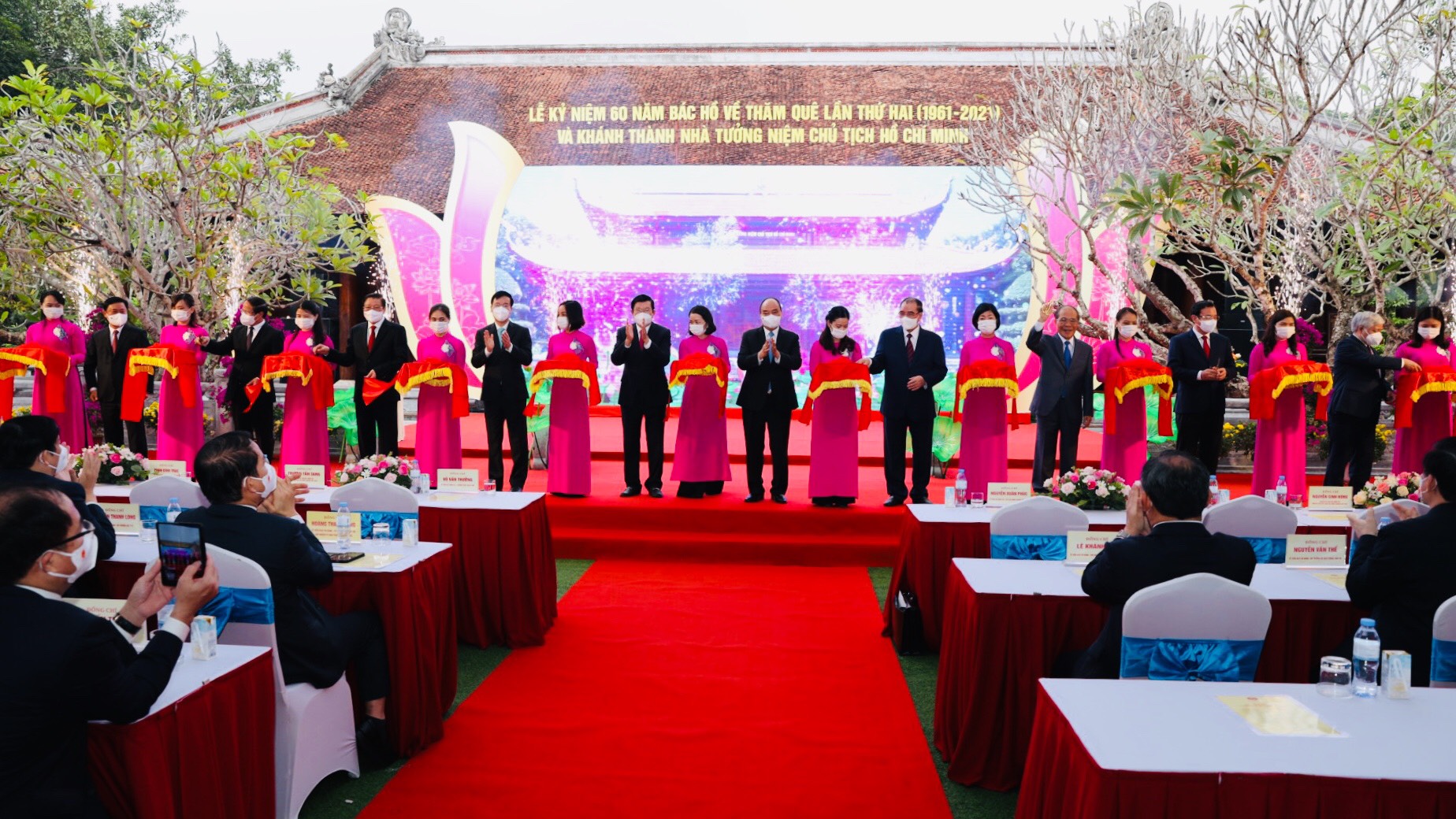Chủ tịch nước Nguyễn Xuân Phúc cùng các đồng chí lãnh đạo và nguyên lãnh đạo Trung ương cắt băng khánh thành công trình Nhà tưởng niệm Chủ tịch Hồ Chí Minh tại Khu di tích lịch sử quốc gia đặc biệt Kim Liên.