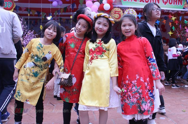 Các cô gái xúng xính áo dài tham gia lễ hội.
