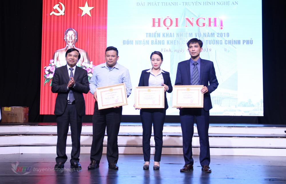 Trao khen thưởng cho các Chi bộ xuất sắc năm 2018.