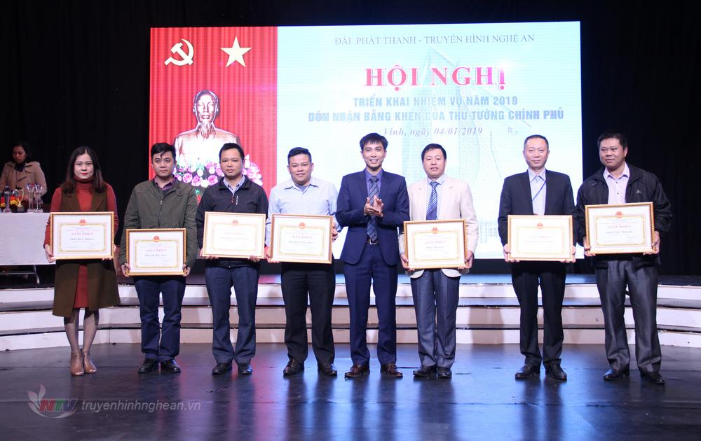 Trao khen thưởng cho các đảng viên xuất sắc năm 2018.