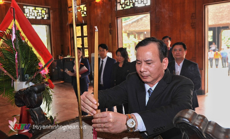 Đồng chí Nguyễn Lam - Phó trưởng Ban Dân vận Trung ương dâng hương tưởng niệm Chủ tịch Hồ Chí Minh.