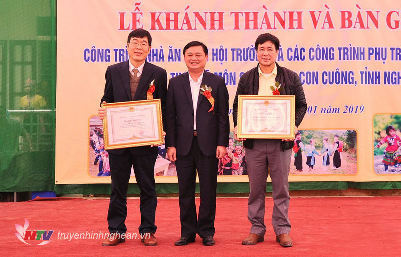 Chủ tịch UBND tỉnh Thái Thanh Quý trao tặng Bằng khen cho Quỹ Bảo trợ trẻ em Việt Nam và Tổng Công ty Khí Việt Nam. 