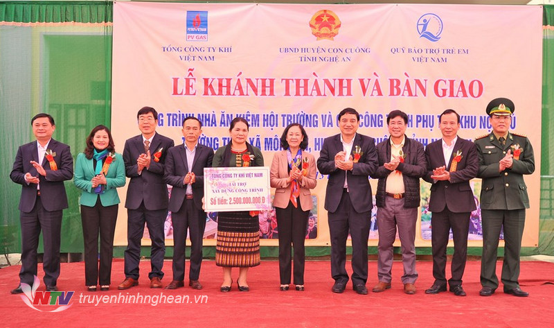 Tổng Công ty Khí Việt Nam trao biển hỗ trợ cho công trình.