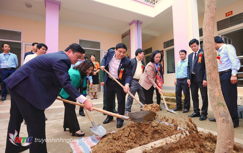 Đồng chí Trương Thị Mai và các đồng chí lãnh đạo tỉnh trồng cây lưu niệm tại khuôn viên khu nội trú. 